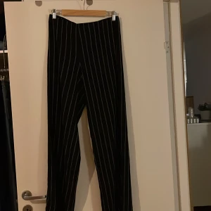 Byxor - Tunna byxor  Storlek L
