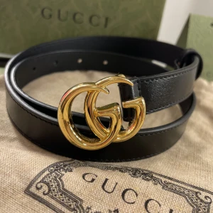 Gucci Skärp  - Använt bälte få tal gånger från Gucci. Ser helt nytt ut. 2 cm brett o 70cm långt. Inköpt på Gucci hemsida. (Nypris 4200kr)