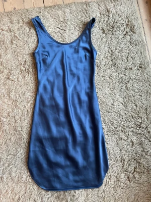 Klänning siden - Världens finaste färg Oanvänd lapp kvar Precis över mina knän (170cm)