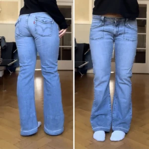 Lågmidjade jeans  - Lådmidjade Levis jeans💓midja: 41 cm rakt över och innerbenslängd: 72 cm  Lånade bilder från förra säljaren som är 165 cm. Sista är egen bild.   (Har en vit rand längst ner vid benslutet) 