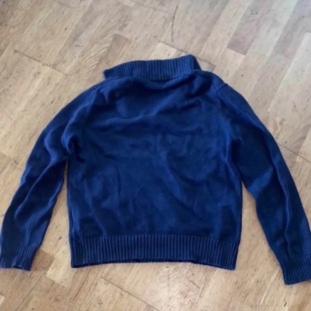 Polo raulph Lauren zip tröja, använd ett par gånger använder inte den längre så vill sälja den!. Hoodies.