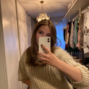 Mysig tröja, beige. - Supermysig tröja från Bik Bok. Köpt förra året men knappt använd, inga defekter😊