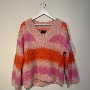 Stickad tröja  - Stickad v-ringad tröja från Asos Fint skick  Storlek 34, passar S