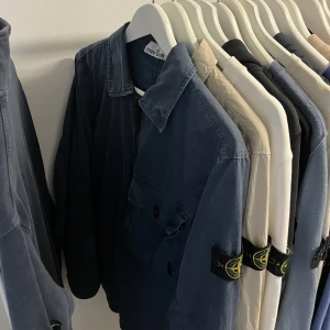 Stone Island Overshirt- Navy - Stone Island Overshirt- Navy Size: Medium Skick: 9/10 Pris: 2000:-