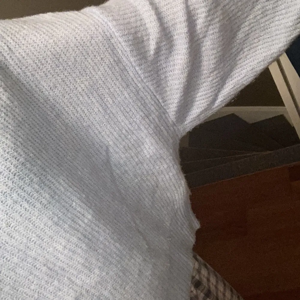 en blå off shoulder stickad tröja från hm, säljer för att jag tycker den är för stor runt armarna men den har inga fläckar/är inte sliten eftersom jag nästan aldrig har använt den. jag är 1,62 för referens❤️ . Stickat.
