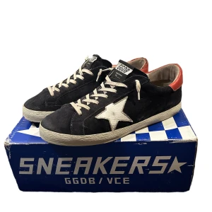Golden Goose skor  - Säljer nu dessa feta Golden Goose skor i storlek 43 | De är i skick 7/10 | Og box medföljer | Skriv vid minsta fundering! 🙌