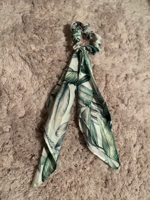 Hairtie - Hairtie from HM, used once, leaf pattern, white and green color