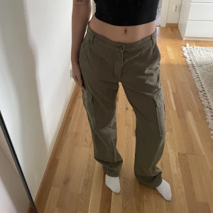 Cargobyxor gröna - Cargobyxor från stradivarius. Storlek 40. Jag har vanligtvis storlek S så dessa är lågmidjade på mig. Annars sitter de som på de andra bilderna ☺️använda ett par gånger