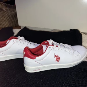  skor stl 37 - U.S polo assn skor stl 37 aldrig använda. Fattas dock en sula i ena skon. 