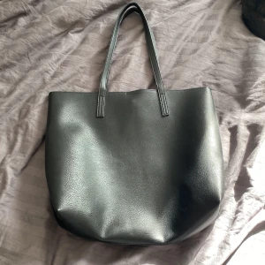 Väska - Inte alls mycket använd, fint skick. Rymlig.