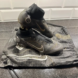 Nike mercurial Vapor 14 Elite FG Shadow - Använda, (väldigt bra skick) snören och påse kommer med skorna. Storlek 41, 26 cm. (kan diskuterq pris) 