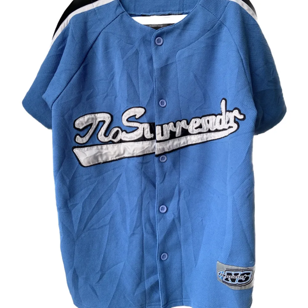 Vintage Jersey från No Surrender.  Är i one size, men sitter som en XS.  Är i luftigt jersey material. Condition 9/10.. T-shirts.