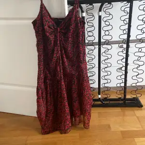 Romantisk röd - blommig klänning. Storlek 36-38 från Motivi (italienskt märke). Knappt använd! 