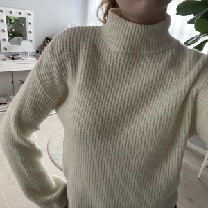 Stickad polotröja - Jätteskön stickad polotröja från nakd i toppskick❤️Endast provad❤️