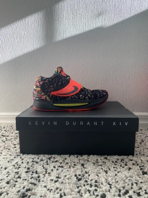 Nike KD - ⚫️🔴 Riktigt snygga KD 14 i colourwayen Ky-D DREAM 🔴⚫️ Storlek 44 men passar bra på 43