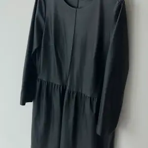 Nyskick storlek M svart läder klänning lite mer för speciella tillfällen skulle jag använde den för. Priset kan max gå ner 30kr❤️skriv om du har andra frågors 