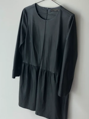 Zara klänning 😍 - Nyskick storlek M svart läder klänning lite mer för speciella tillfällen skulle jag använde den för. Priset kan max gå ner 30kr❤️skriv om du har andra frågors 