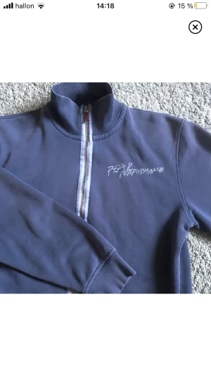 Peak performance zip up hoodie. - Jätte snygg tjocktröja från peak performance. Storleken är L men skulle mer säga att den är M till S