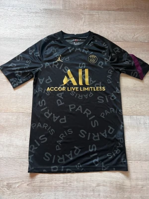 Paris Saint Germain fotbolls t shirt - Paris Saint-Germain Men's Pre-Match Short-Sleeve Soccer Top. Pris går att förhandla. Endast tvättat en gång
