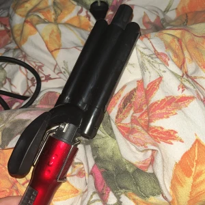 Hår lockare - En jätte fin hår lockare dom är nästan helt oanvänd och är inbytt perfekt skick. Den funkar perfekt att göra fina Waves i håret. 