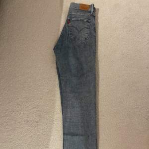 Sköna stretchiga low waist Levis jeans i storlek 27 Nyskick 