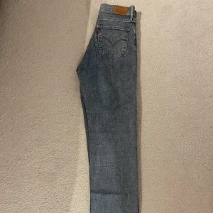 Levis jeans  - Sköna stretchiga low waist Levis jeans i storlek 27 Nyskick 