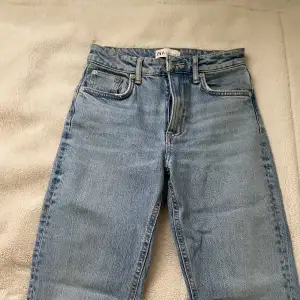 Blåa jeans med slits🌸