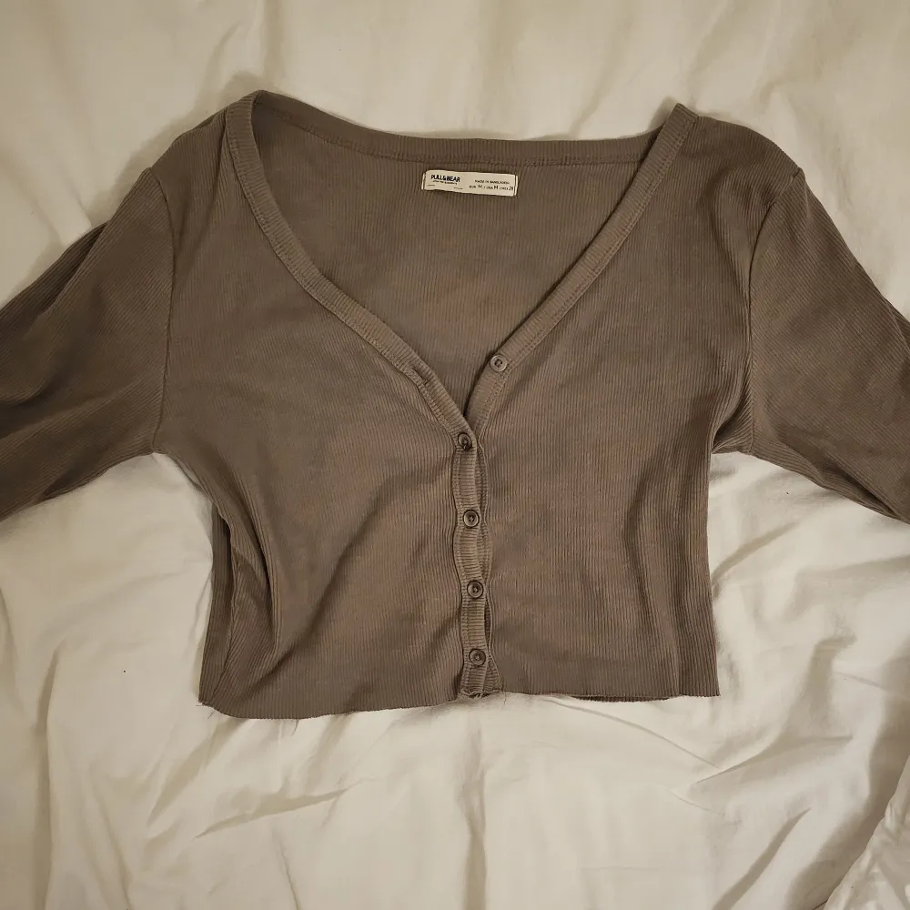 Jättesöt långärmad tröja som är supersnygg att ha med lager under! Säljer den då den inte kommer till användning.💕. Toppar.