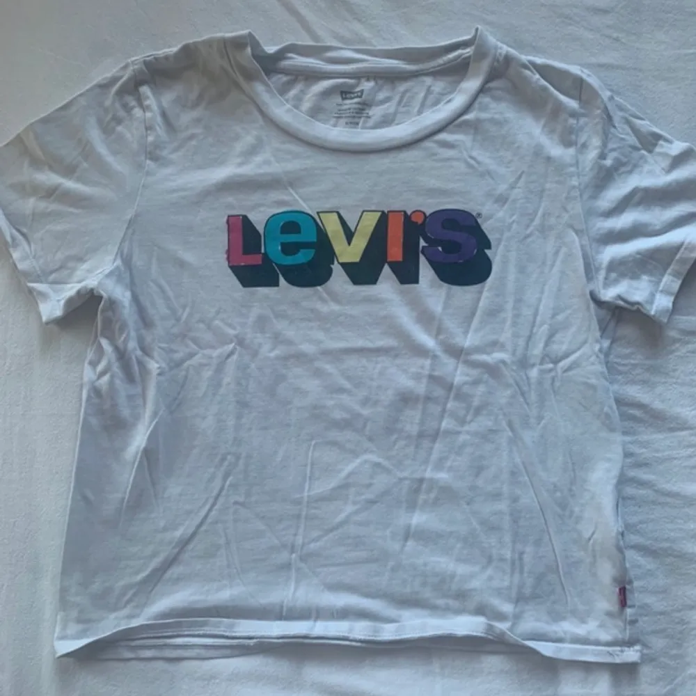 T-shirt från Levis!! Gullig med alla olika färger <3 Använd ett par gånger, sitter som en crop top!. Skjortor.