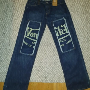 Ovanliga Von Dutch jeans - Hej nu har de blivit dags att sälja ett av mina absolut ovanligaste plagg som är extremt svårt att få tag på i hela världen i detta skick  Det är ett par Vintage Von Dutch jeans med en ovanlig design som är väldigt eftertraktad   Kontakta mig gärna
