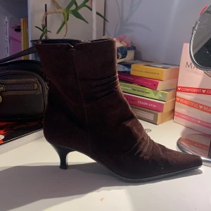 Stövletter mocka  - Ett par super snygga stövletter i färgen mörk brun. De är använda en gång 😊 Säljer då det inte är min stil💓 