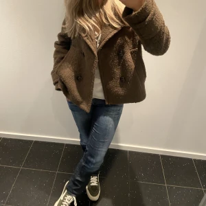 Khaki jacka - Säljer denna fina korta kappa i khaki grön/brun färg från H&M! 