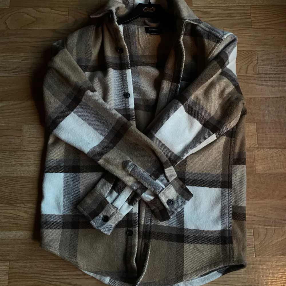 Tjock, fin flanellskjorta ifrån Pull & Bear, bra skick. Säljs för de inte min stil längre. Storlek Xs men passar S. . Paidat.