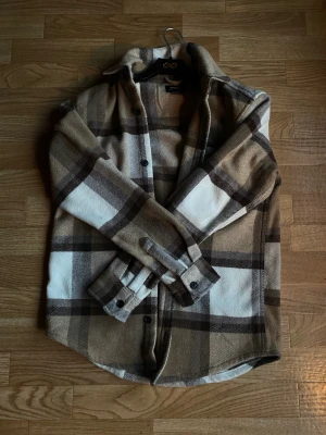 Flanellskjorta  - Tjock, fin flanellskjorta ifrån Pull & Bear, bra skick. Säljs för de inte min stil längre. Storlek Xs men passar S. 