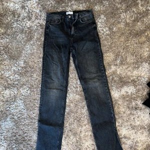 Jeans Zara - Svartgråa jeans från Zara i stl 40 med slits nertill