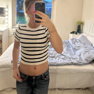 Vit och svart Tshirt  - Jättefin svart- och vitrandiga tshirt från zara, sparsamt använd och i super fint skick 🤍🙌🏼