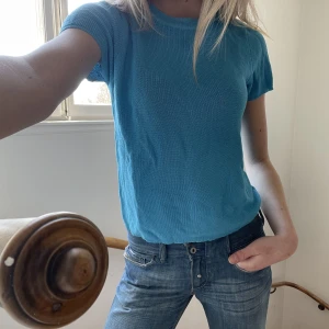 T-shirt - Topp i en underbar blå färg!!