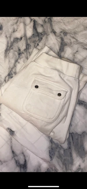 Juicy couture vit - Pga att köpet inte gick igenom så lägger jag ut mina vita juicy couture byxor igen.  Fint skick, inga fläckar eller slitage. Storlek xs. Hör av er för mer bilder 💕