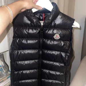 Moncler väst  - Super fin, eftertraktad Moncler väst för dam. Sparsamt använd, storlek 1 vilket motsvarar S. Fick den i present så tyvärr inget kvitto men box medföljer! Nypris ca 8000kr