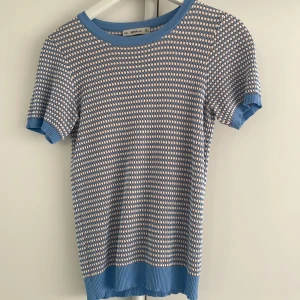 Zara tröja - Säljer denna tröja från zara i stolek m men passar också s och xs💞