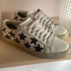 Yves saint laurent  - Säljer min flickväns YSL sneakers med stjärnor. Helt slutsålda storlek 36.5. Kan tvättas om de begärs. Box och äkthetsbevis finns även.  Köpta för 5200 