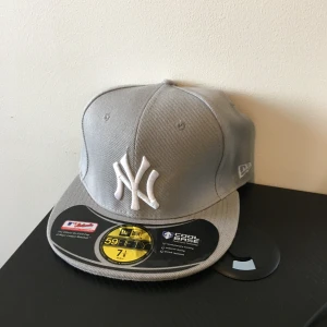New Era Keps grå - Hej, säljer nu denna keps, helt oanvänd.