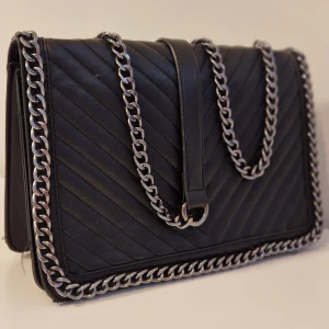 Väska - Säljer min fina väska, då den inte används längre.  Passar till vardag eller festliga tillfällen.  Har tyvärr inte kvitto på vart den är ifrån, men jag är säker på att det är från Asos.