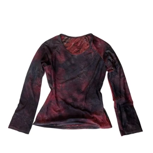 Långärmad tshirt - Älskar den här tröjan men använder den sällan så nu får någon annan ta över💔 Orkade inte ta på mig den och bilden jag hade visade inte så bra men skriv så kan jag skicka bättre bilder!!