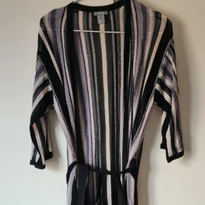 Medellång randig kofta från lindex - Använd enstaka gång, knappar och glittrigt tyg, knytband i mdjan