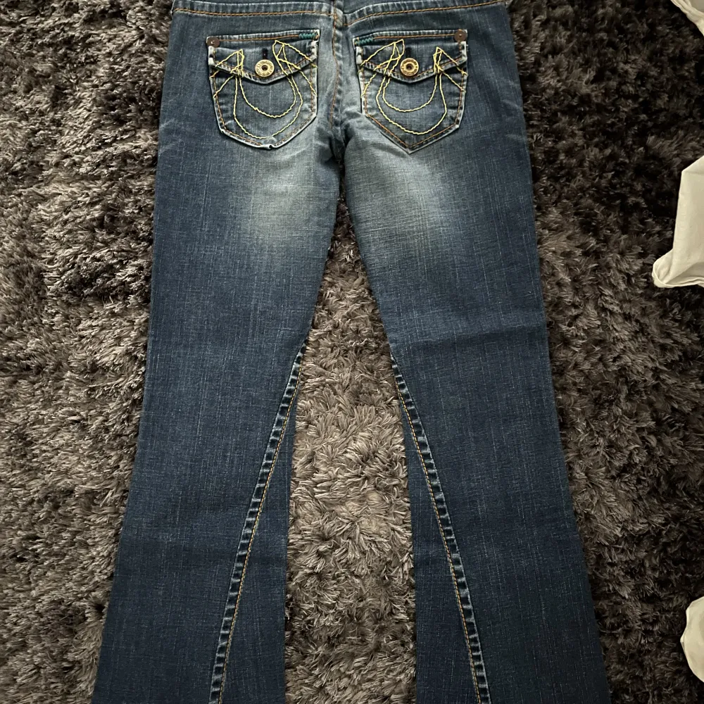 Superfina True Religion jeans. De är low waist och jättebekväma. Har aldrig använt de då de är lite för korta för mig. Midja: 80cm, Innerben ca 75. Jeans & Byxor.