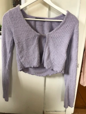 Mysig topp kofta eller tröja - En fin och mysig kofta topp eller tröja i storlek M i färgen lila