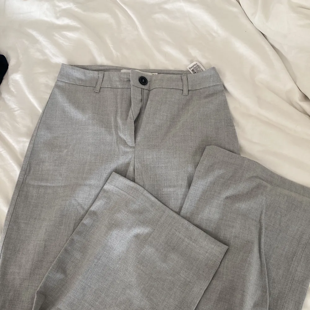 Helt oanvända gråa kostymbyxor från bershka i storlek 38, har tyvärr inga bilder på då dom har för små❤️ skriv för fler frågor!!. Jeans & Byxor.