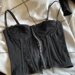 Shein svart korsett - Svart korsett top från SHEIN! Använt den 2-3 gånger och är i fint skick.