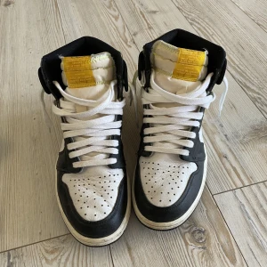 JORDAN 1 "VOLT GOLD" HIGH - Använda under 5 tillfällen skick 8/10 Köparen står för frakten Ny pris 3000kr 